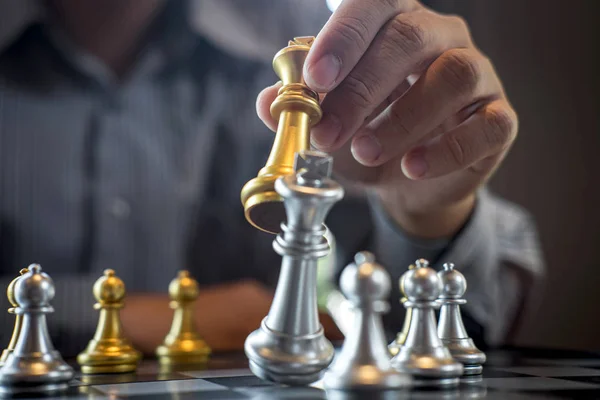 Ouro e prata xadrez com jogador, Jogador inteligente homem de negócios — Fotografia de Stock