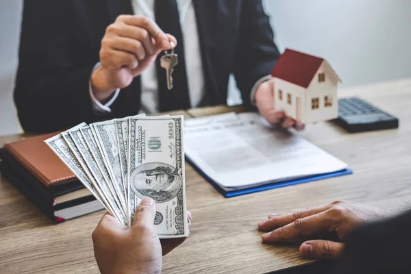 Agente de bienes raíces recibir dinero del cliente después de firmar agre — Foto de Stock