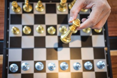 Oyuncu ile altın ve gümüş satranç, Akıllı işadamı playi