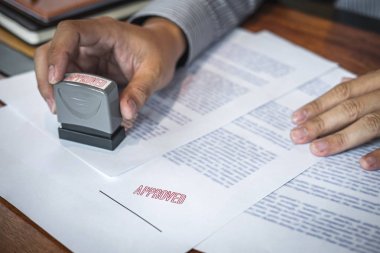 İş yeri onaylamak için kağıt belgeüzerinde işadamı damgası
