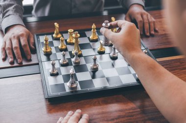 Akıllı işadamı ile satranç oyunu rekabet oynarken 