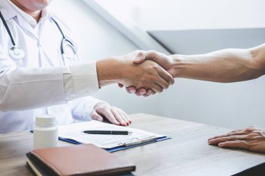 Doktor recom sonra hasta ile tebrik etmek için el sıkışma sahip