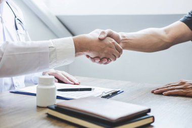Doktor recom sonra hasta ile tebrik etmek için el sıkışma sahip