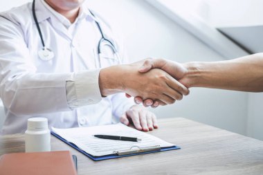 Doktor recom sonra hasta ile tebrik etmek için el sıkışma sahip