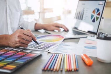 Genç yaratıcı grafik tasarımcı mimari projede çalışan