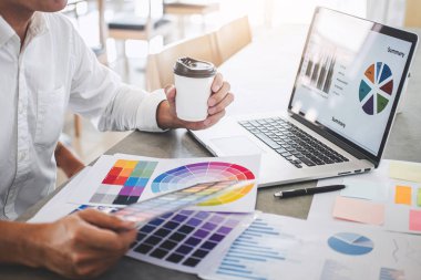 Genç yaratıcı grafik tasarımcı mimari projede çalışan