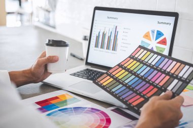 Genç yaratıcı grafik tasarımcı mimari projede çalışan