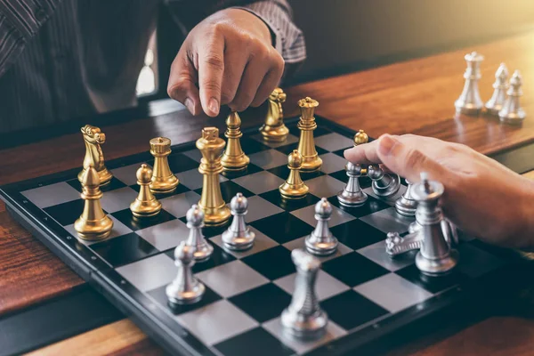 Akıllı işadamı ile satranç oyunu rekabet oynarken 