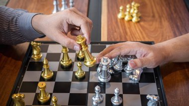 Akıllı işadamı ile satranç oyunu rekabet oynarken 