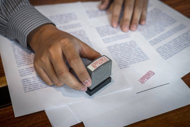 İş yeri onaylamak için kağıt belgeüzerinde işadamı damgası