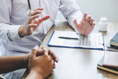 Doktor ile hasta sunumu hasta için inceleyerek danışmanlık