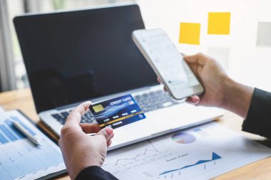 İş kadını tüketici akıllı telefon, kredi kartı ve typi tutan
