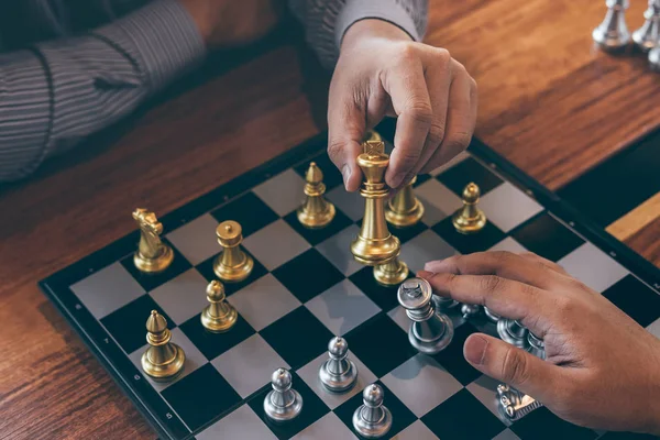 Intelligent affärsman spelar schack spel konkurrens med — Stockfoto