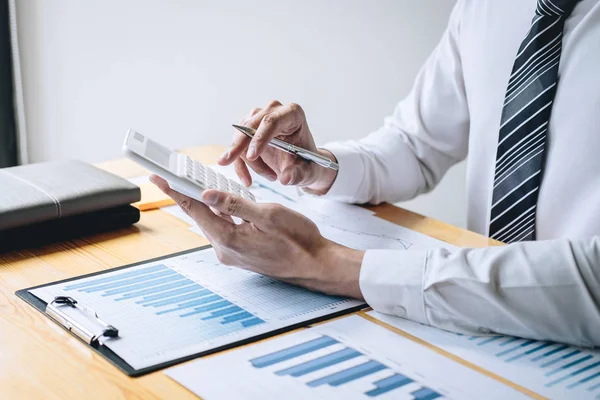 Affärsman revisor arbetar analysera och beräkna kostnader — Stockfoto