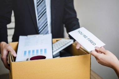 Stresli işadamı işveren ve paketten işten kovulan mektup aldı