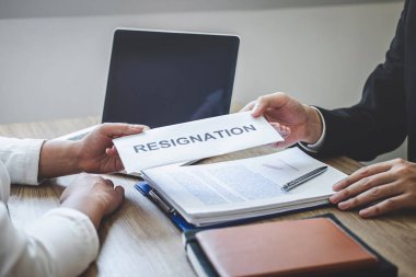 Ord işveren patron için bir istifa mektubu göndererek işadamı