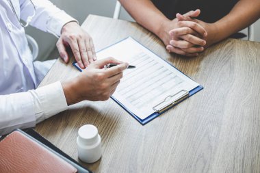 Doktor hasta ile konuşmak açıklamak tartışırken
