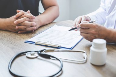 Doktor hasta ile konuşmak açıklamak tartışırken