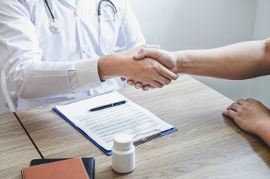 Doktor recom sonra hasta ile tebrik etmek için el sıkışma sahip