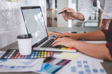 Genç yaratıcı tasarımcılar birlikte proje üzerinde çalışan ekip çalışması