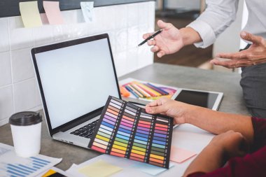 Genç yaratıcı tasarımcılar birlikte proje üzerinde çalışan ekip çalışması