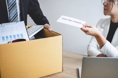 Stresli işadamı işveren ve paketten işten kovulan mektup aldı