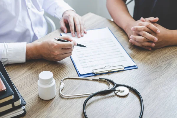 Médico conversando con el paciente mientras discute explicar — Foto de Stock