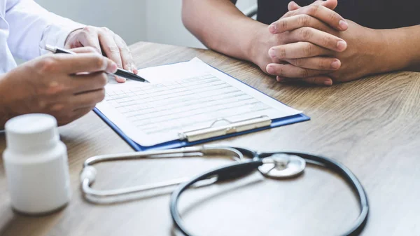 Médico conversando con el paciente mientras discute explicar — Foto de Stock