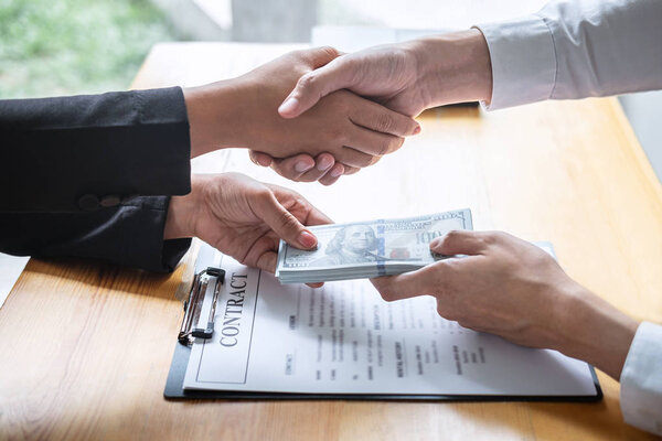 Самый бесчестный мошенничество в бизнесе незаконные деньги, бизнесмен handsh
