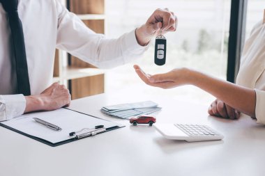 Araba kira Agent Yöneticisi tutan anahtar yeni araba kadın CL veren