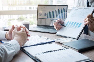 Profesyonel icra müdürü, fikir tartışırken iş ortağı