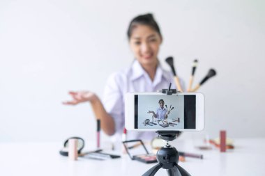 Sosyal medya da Iş online, Güzel Asya kadın blogger i