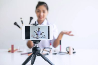 Sosyal medya da Iş online, Güzel Asya kadın blogger i