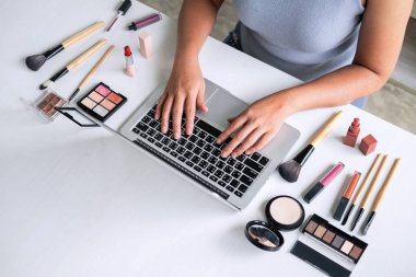Sosyal medyada Iş online, Güzel kadın onl izliyor
