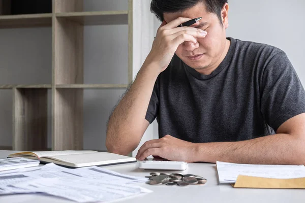 Imagens de marido estressado usando calculadora para calcular expen — Fotografia de Stock