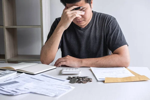 Imagens de marido estressado usando calculadora para calcular expen — Fotografia de Stock