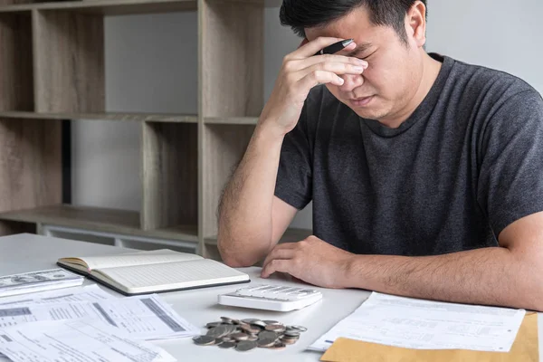 Imagens de marido estressado usando calculadora para calcular expen — Fotografia de Stock