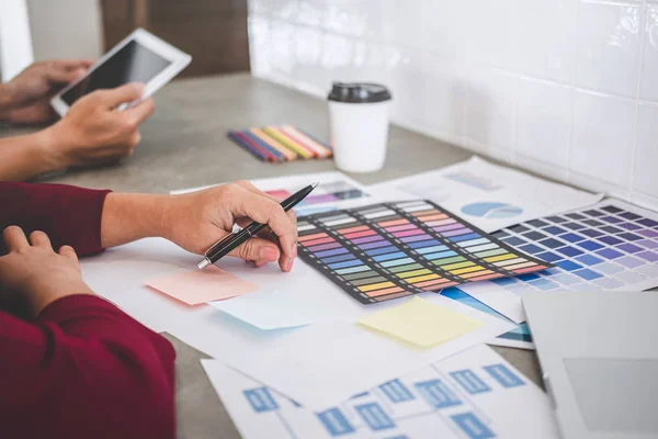 Trabalho em equipe de jovens designers criativos que trabalham juntos no projeto — Fotografia de Stock