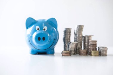 Gro sikke yığını ve mavi gülümseyen kumbara istifleme Görüntüleri