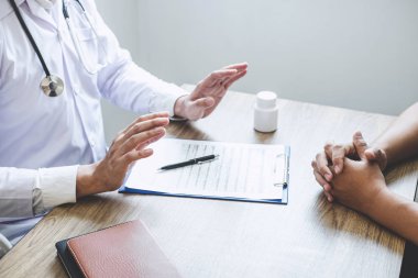 Doktor ile hasta sunumu hasta için inceleyerek danışmanlık