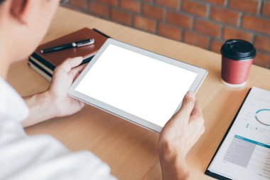 Tablet yatay ekran maket, Genç adam görüntü f çalışan