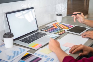 Yeni proje üzerinde çalışan yaratıcı tasarımcıların ekip çalışması ve seçim