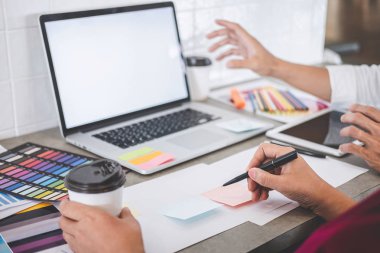 Yeni proje üzerinde çalışan yaratıcı tasarımcıların ekip çalışması ve seçim
