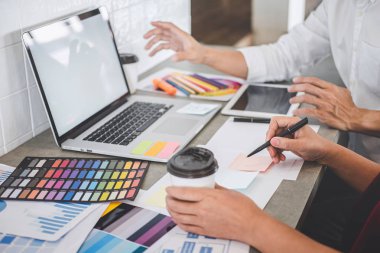 Yeni proje üzerinde çalışan yaratıcı tasarımcıların ekip çalışması ve seçim