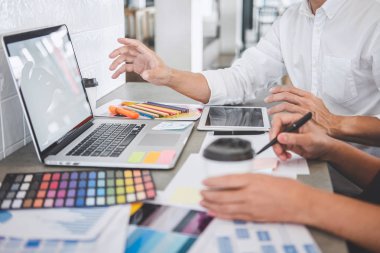 Genç yaratıcı tasarımcılar birlikte proje üzerinde çalışan ekip çalışması