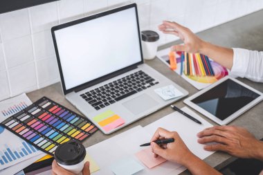 Genç yaratıcı tasarımcılar birlikte proje üzerinde çalışan ekip çalışması