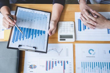 Profesyonel yönetici İş arkadaşı ekibi çalışma ve analitik