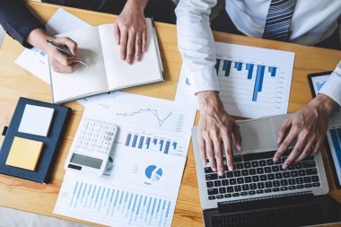 Profesyonel iş ortağı planlama fikirleri ve pres tartışıyor