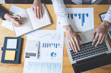 Profesyonel yönetici İş arkadaşı ekibi çalışma ve analitik