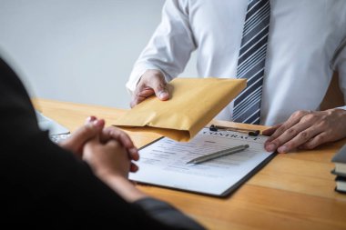 Yasadışı para dürüst hile, İşadamı rüşvet mo veren